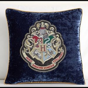 Harry Potter New NIP Pottery Barn Kids Hogwarts Crest Navy Velvet Pillow 16”x16”